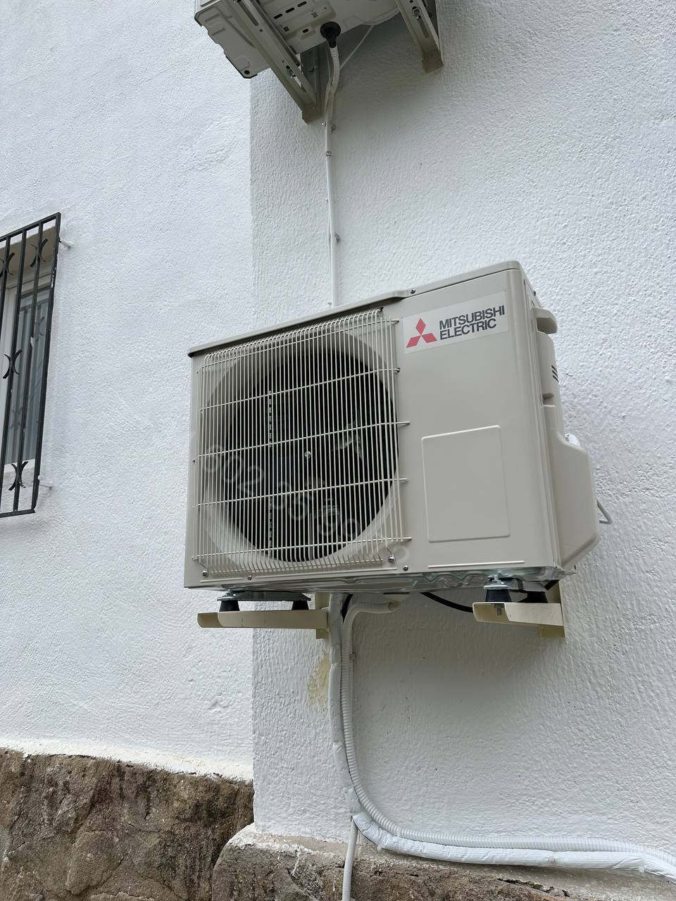 Mitsubishi AC installation in Javea — tidy outdoor routing